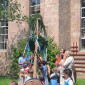 Aufstellen des Kinderkirchweihbaums