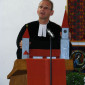 Pfarrer Joachim Nötzig stellt die „Mini-Bald-Kirche“ vor.