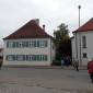 neben der Kirche steht das Pfarrhaus, in dem Fam. Ertel gewohnt hat