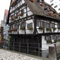 Eines der ältesten Wohnhäuser der Stadt (schiefes Haus) aus der Zeit um 1500. Heute ist es ein Hotel.