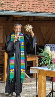  Pfarrer Ertel hält Gottesdienst im Grünen