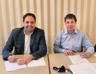 Rother Bürgermeister Andreas Buckreus und Vorstand Sebastian Ziegler vom Dorfgemeinschaftsverein Rothaurach