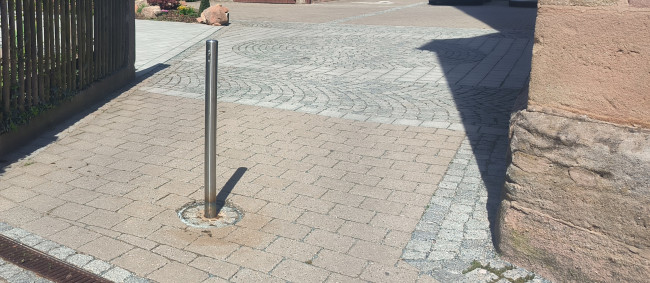 Einfahrt in den Kirchhof