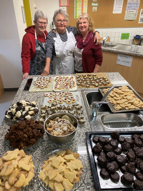 Plätzchenbacken beim offenen Männertreff im November.