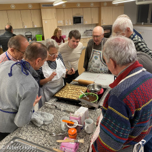 Plätzchenbacken beim offenen Männertreff im November.
