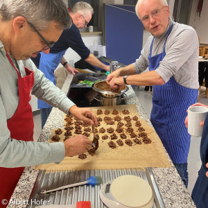 Plätzchenbacken beim offenen Männertreff im November.